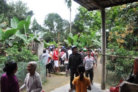 Người[-]dân[-]kéo[-]nhau[-]tới[-]để[-]xem[-]con[-]cá[-]lạ